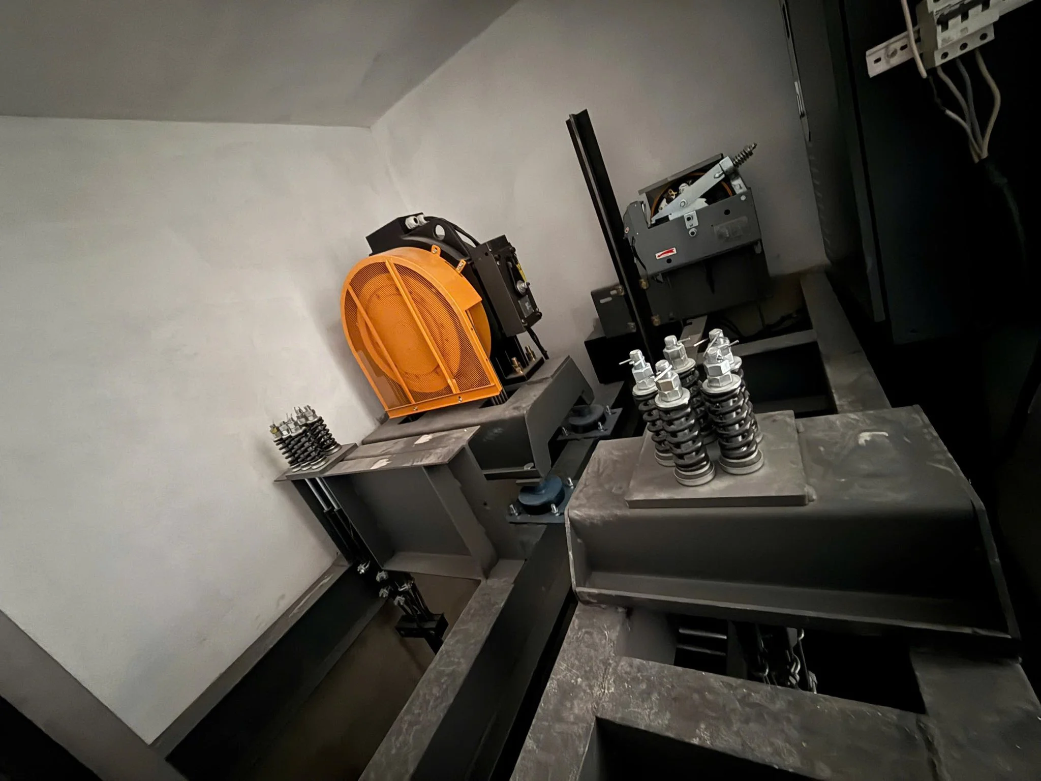 NHỮNG YẾU TỐ QUYẾT ĐỊNH ĐỘ ÊM KHI DI CHUYỂN CỦA THANG MÁY 11 Lưu nháp tự động